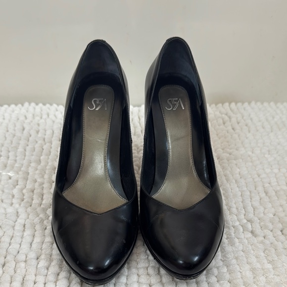 Saks Fifth Avenue Black Leather Pumps Heels sz 8 M - Picture 1 of 6